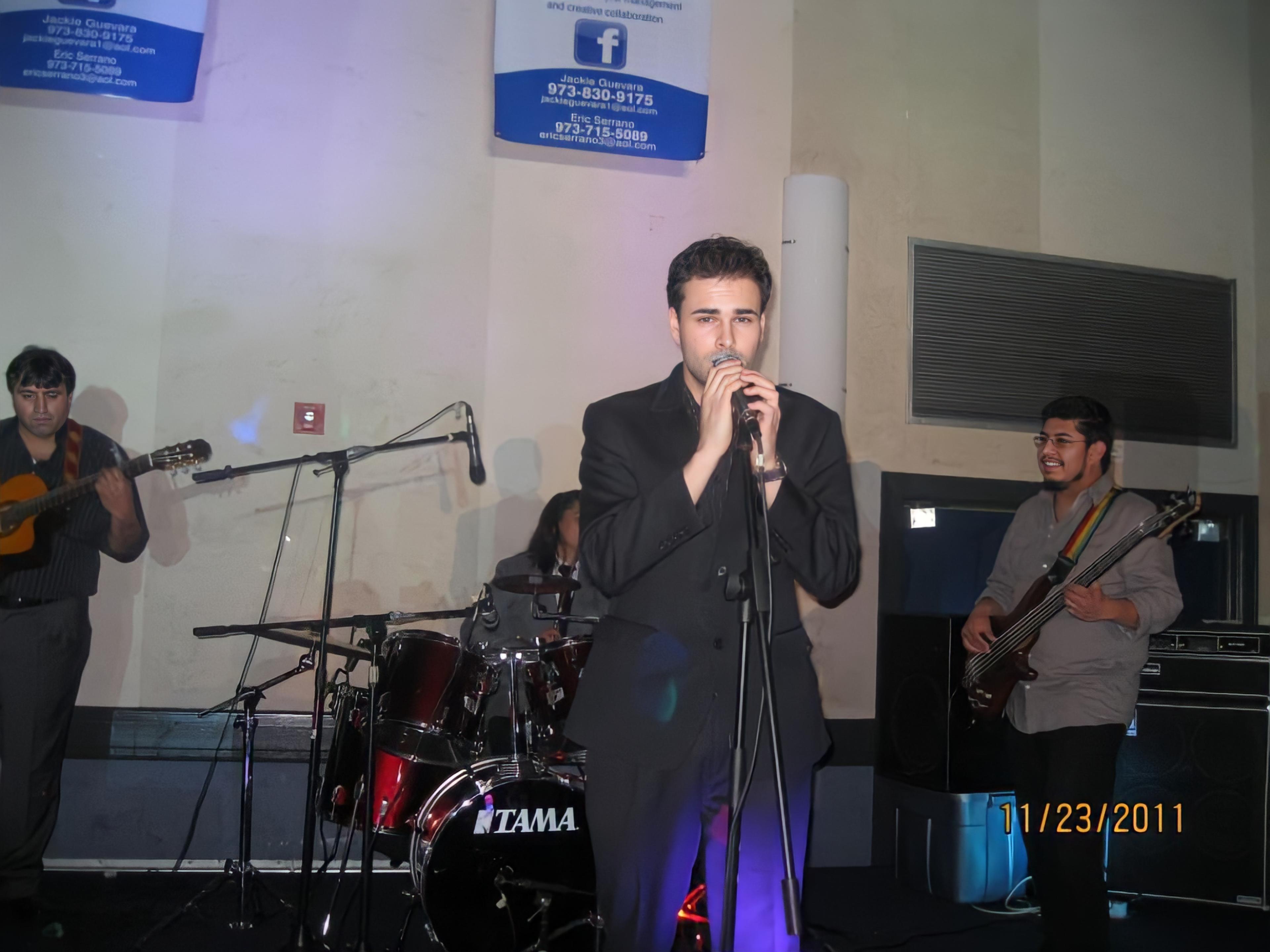 Max Acosta singing on stage at Robert Treat Hotel, Telemundo show 2011