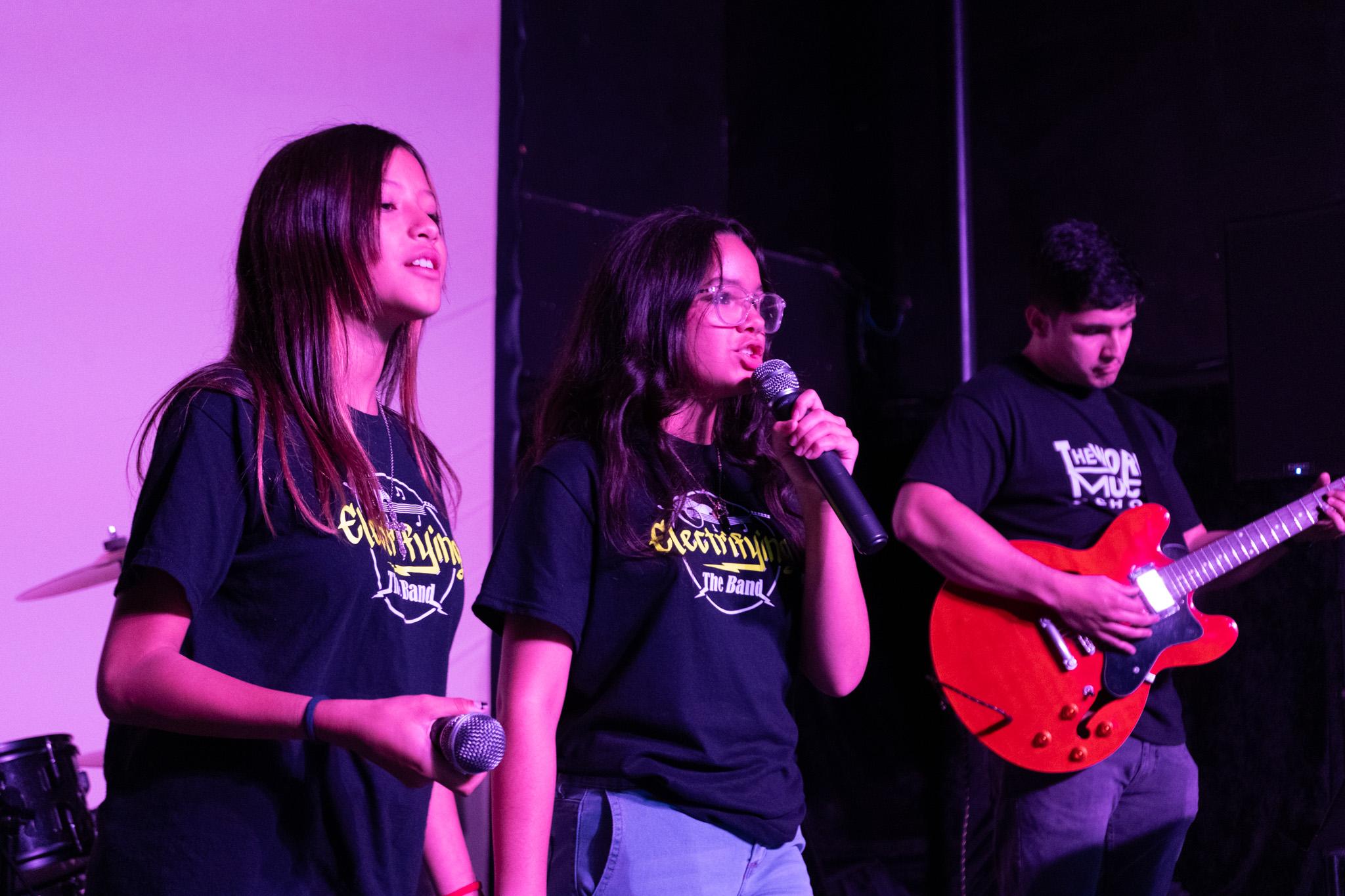 Guitarristas de banda tocando en el show de Disney