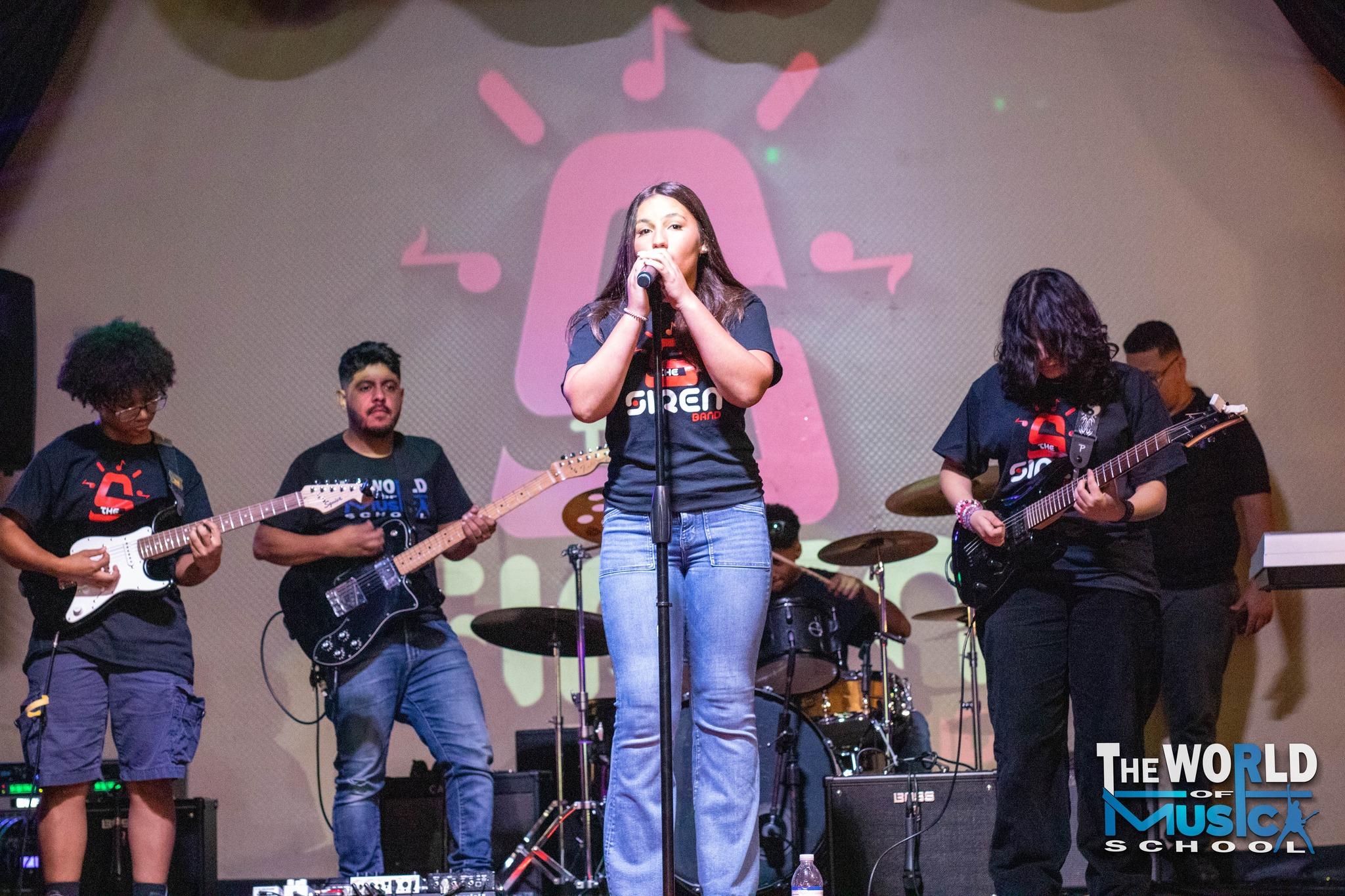 Estudiantes del Programa de Banda tocando en el escenario