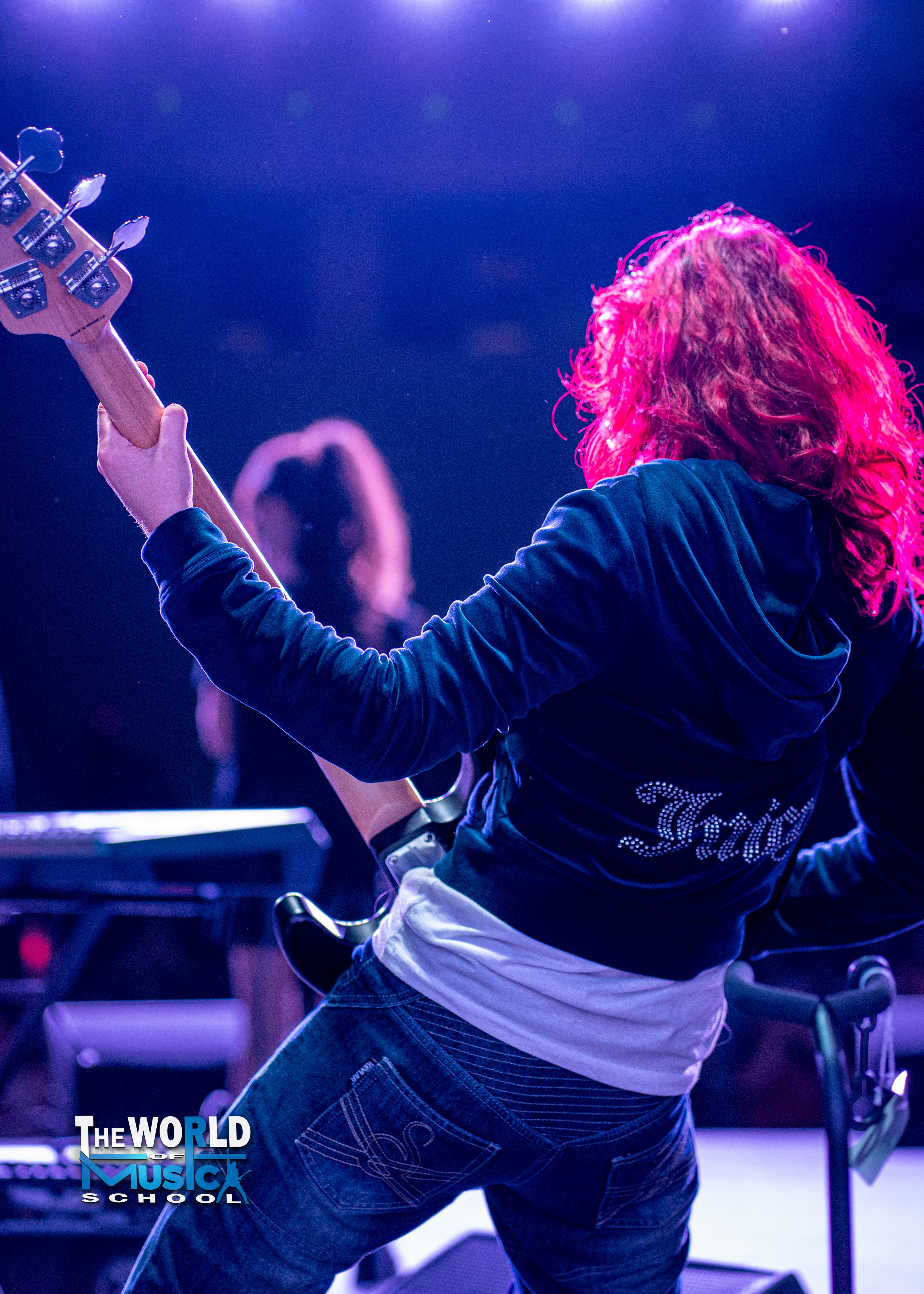 Clases de Bajo en The World of Music School