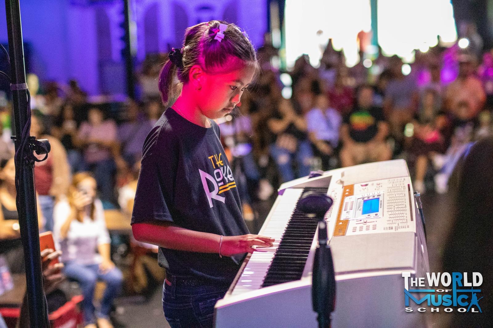 Estudiantes tocando en The World of Music School