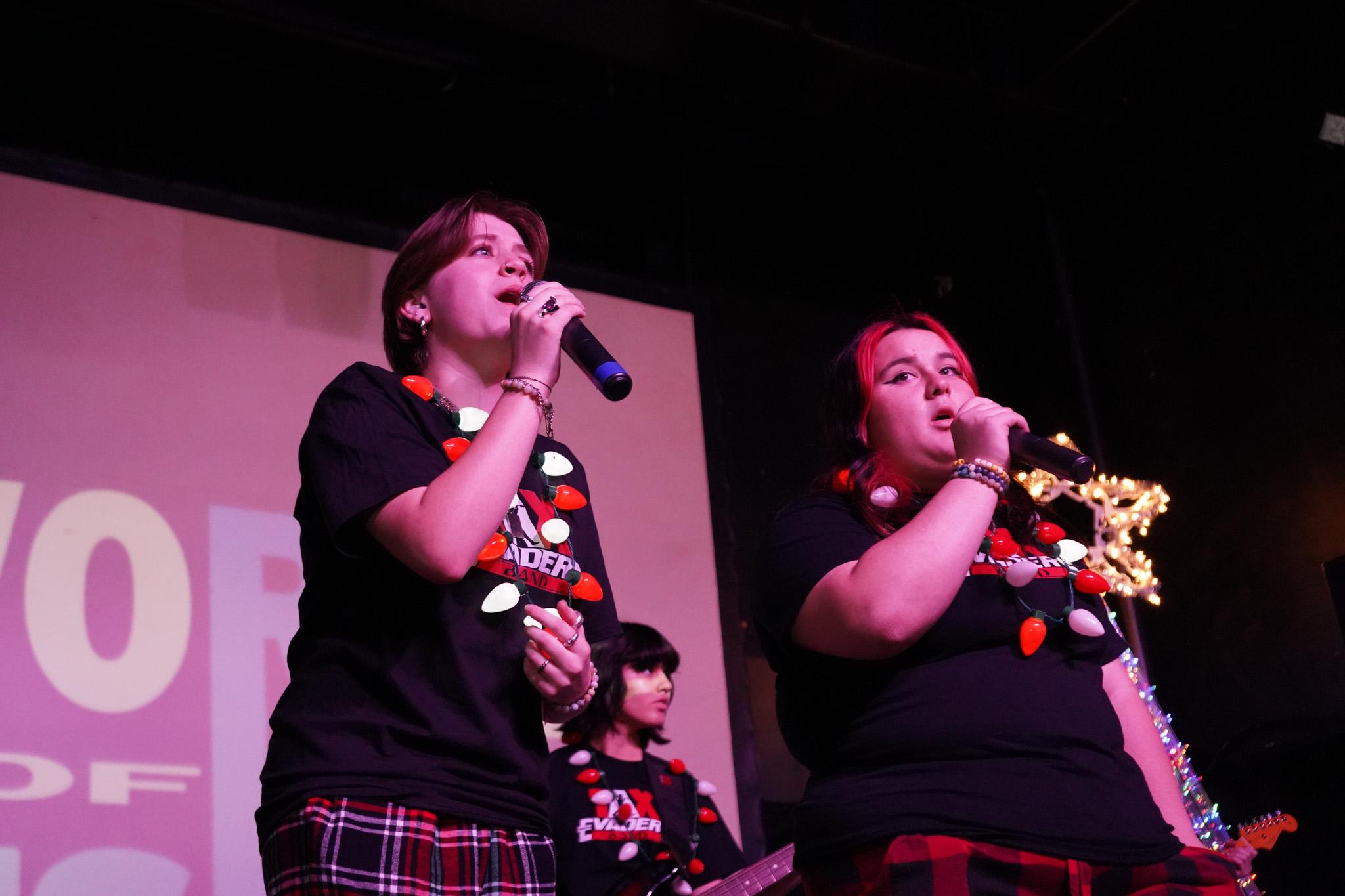 Vocalistas actuando en concierto navideño