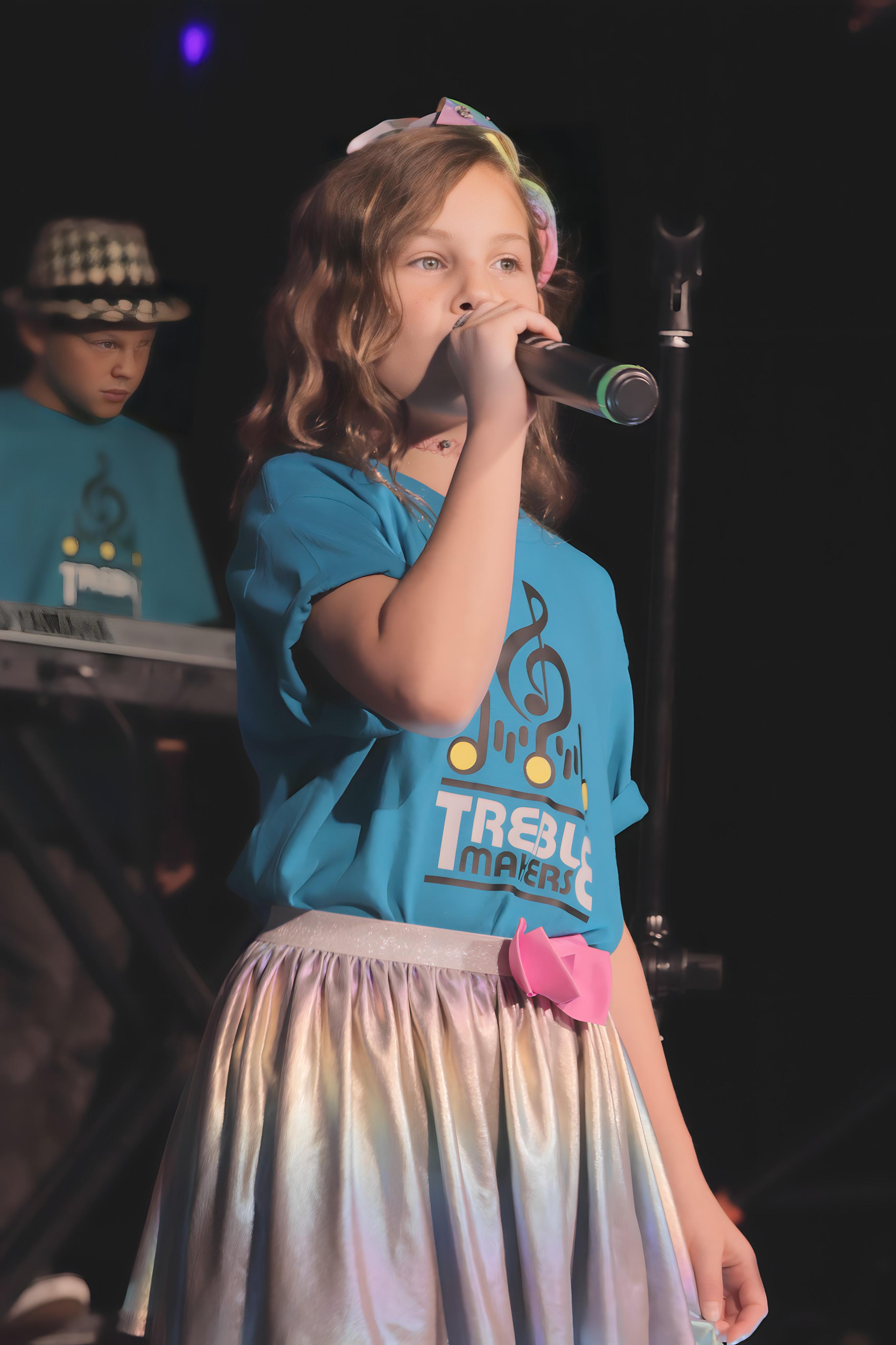Joven vocalista actuando en un concierto